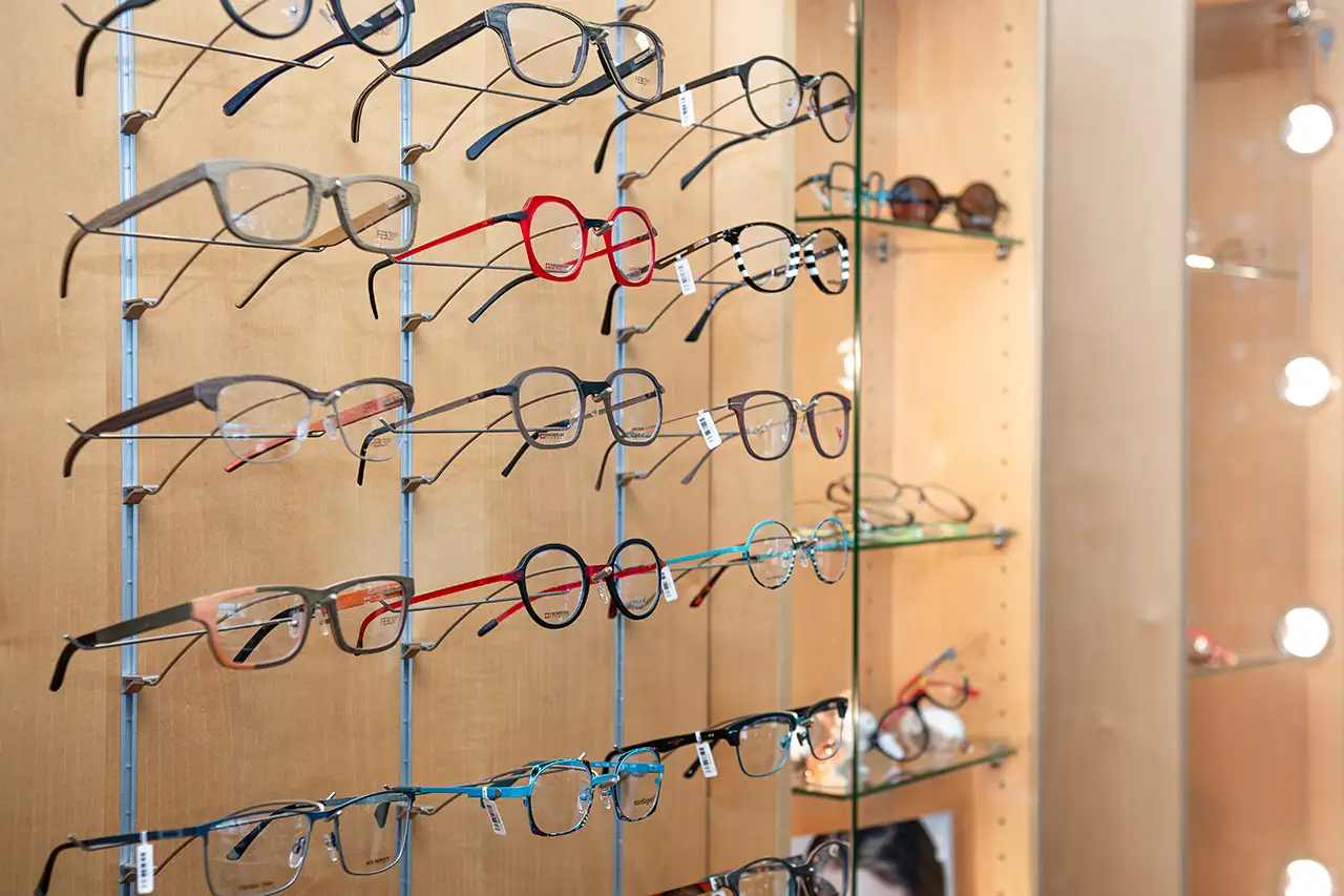 Auswahl moderner Brillenfassungen in verschiedenen Farben und Formen in einem Optikergeschäft
