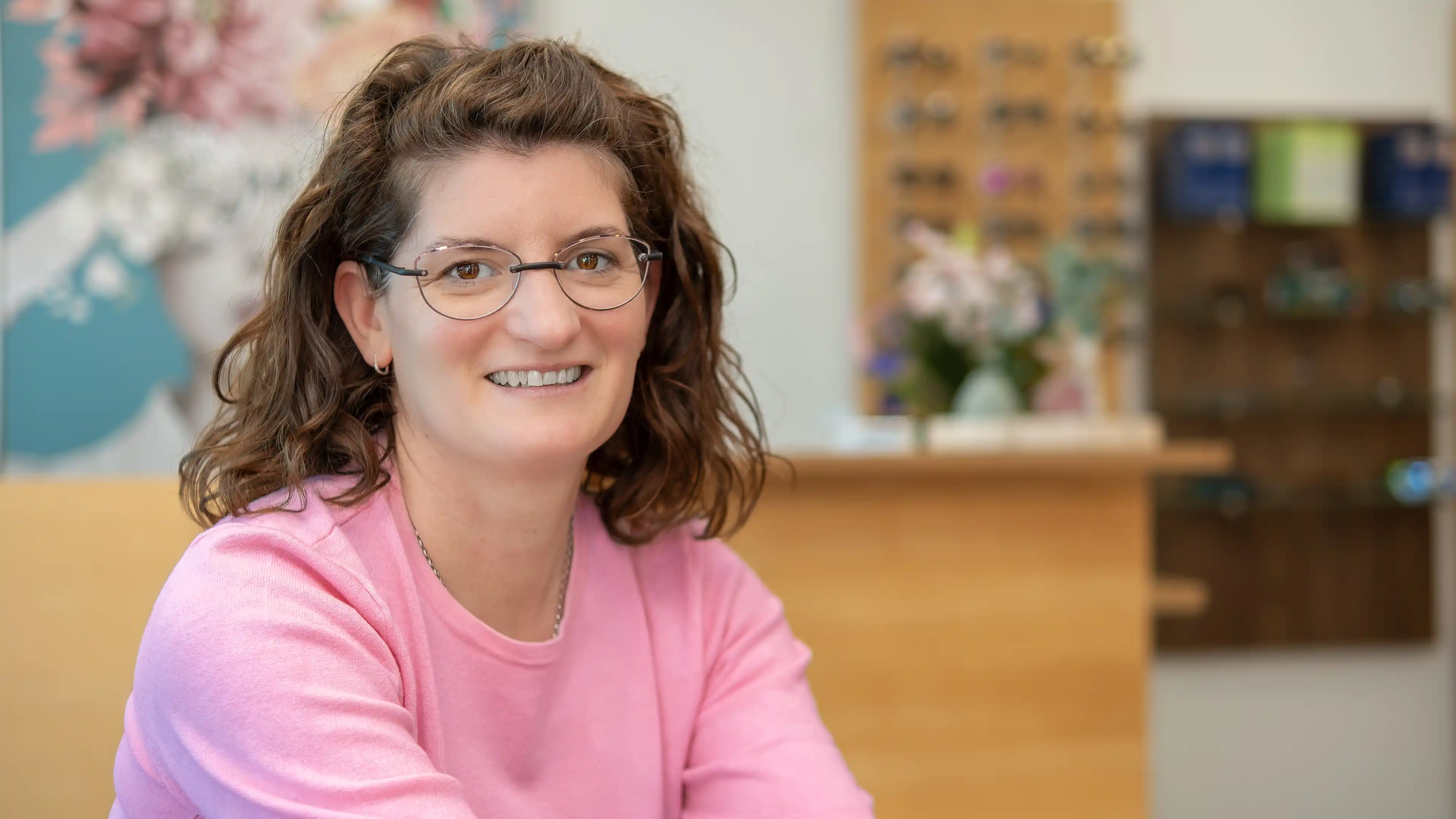 Portrait von Britta Nausch in ihrem Geschäft.